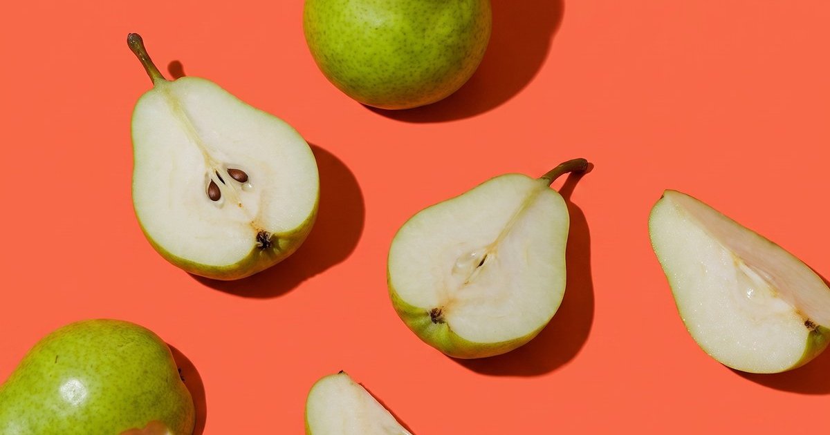 Apfel essen mit der unsichtbaren Zahnspange