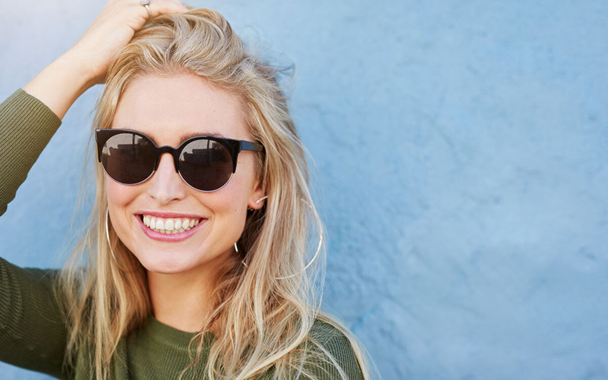 >Zahnregulierung & Selbstbewusstsein: Warum ein schönes Lächeln so viel verändert