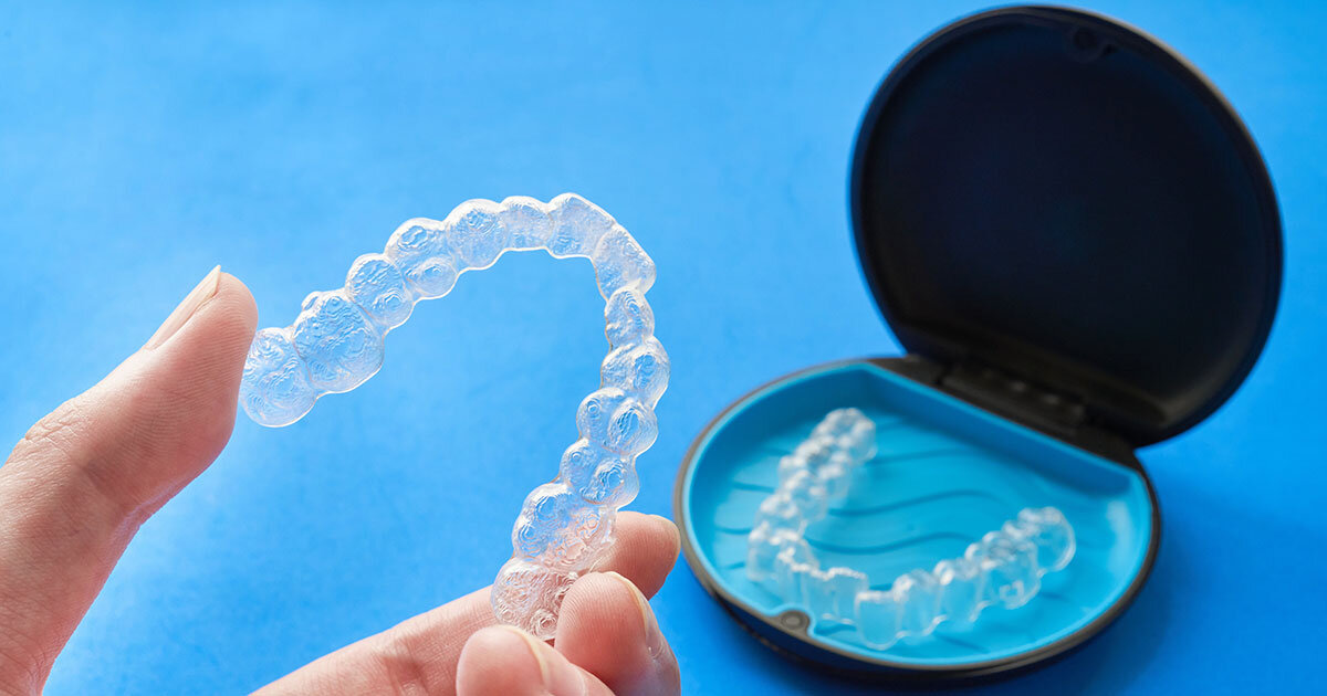 >Zahnspange für Jugendliche: Wann ist der richtige Zeitpunkt für unsichtbare Zahnschienen?