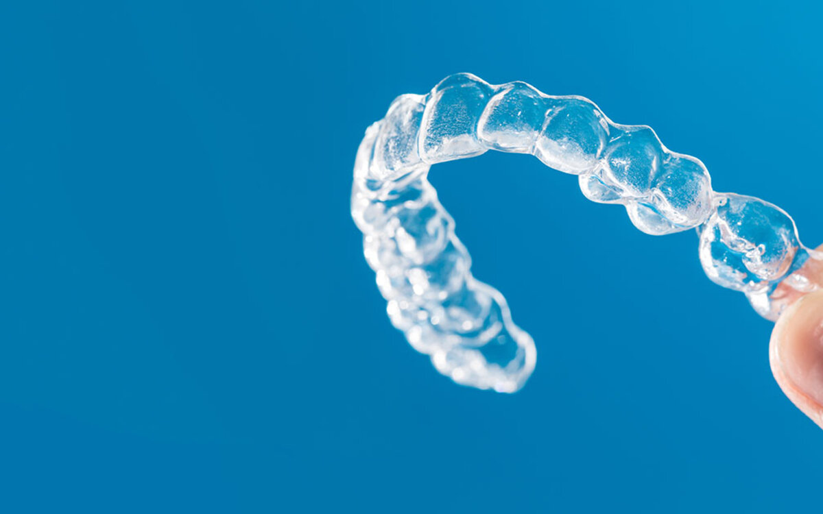 >Zahnspange für Erwachsene: Welche Mythen stimmen – und welche nicht?