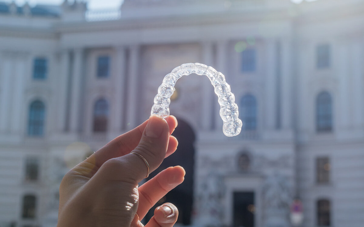 >Ist eine unsichtbare Zahnspange auch bei schon einmal behandelten Zähnen (Rückfall) nochmal sinnvoll?