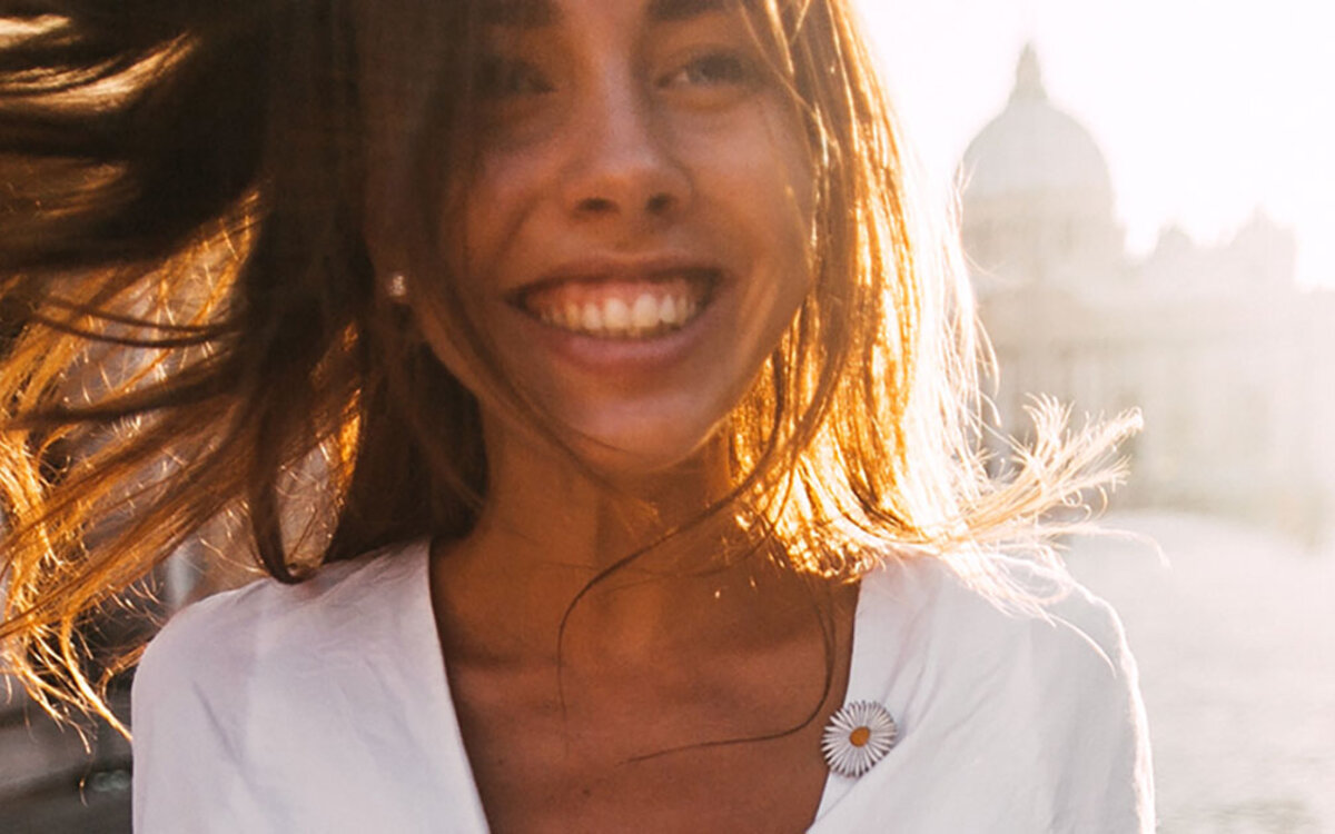 >Engstand bei Erwachsenen: Woher kommt er – und wie helfen unsichtbare Zahnschienen?