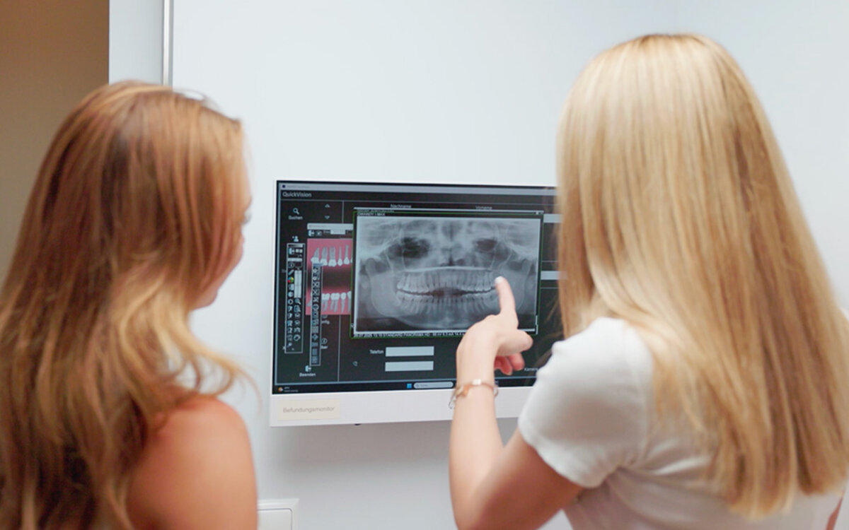 >Ist eine unsichtbare Zahnspange auch ohne Röntgen und 3D-Scan sicher – oder riskiere ich damit mein Ergebnis?