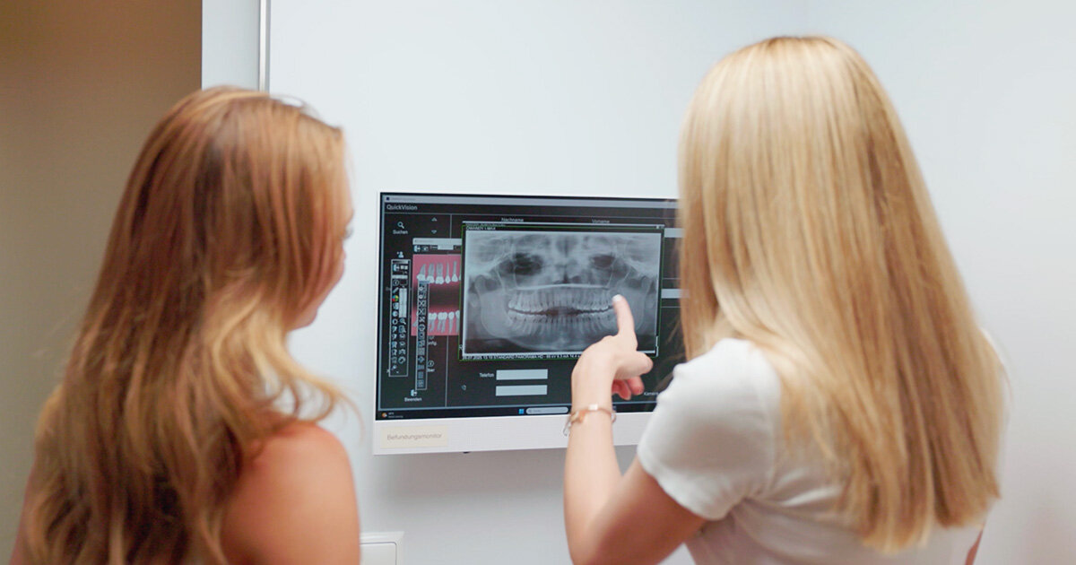 >Ist eine unsichtbare Zahnspange auch ohne Röntgen und 3D-Scan sicher – oder riskiere ich damit mein Ergebnis?