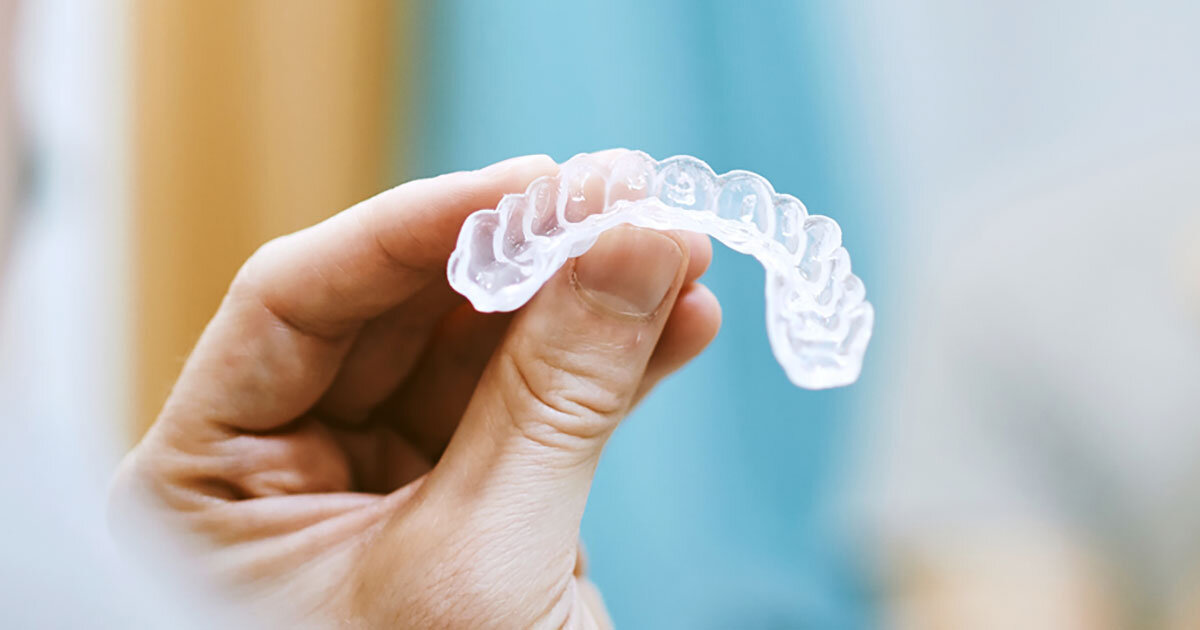 >Unsichtbare Zahnspange oder klassische Zahnspange – welche ist die bessere Wahl?