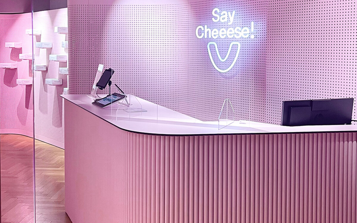 >Sind unsichtbare Zahnschienen wirklich teurer als eine klassische Zahnspange?