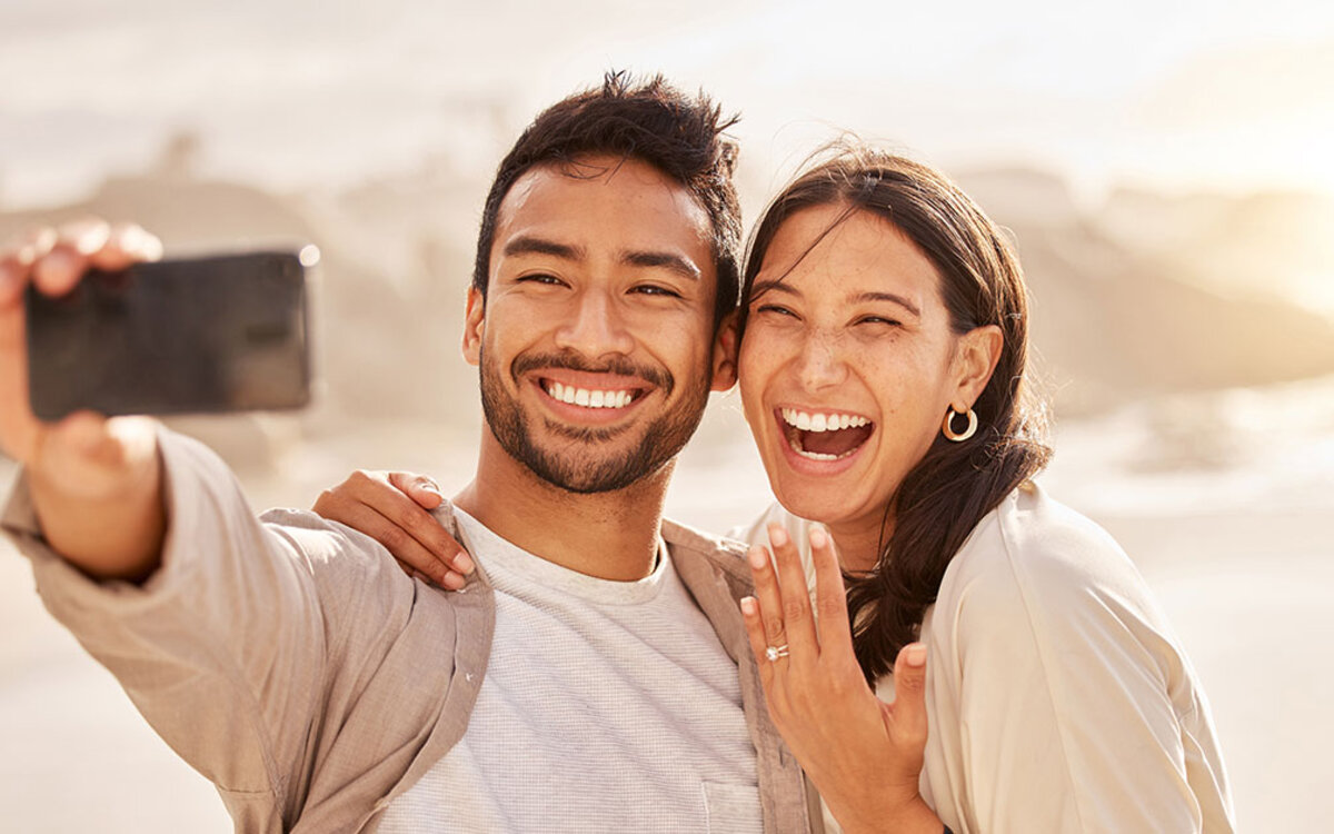 >Zahnspange oder Zahnschienen? Die Entscheidungshilfe für Erwachsene