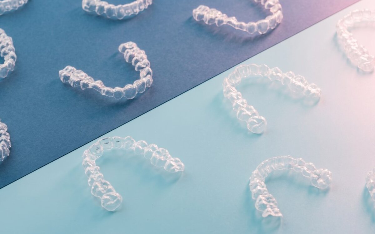 >Retainer nach der Zahnspange: Warum dein Ergebnis Schutz verdient
