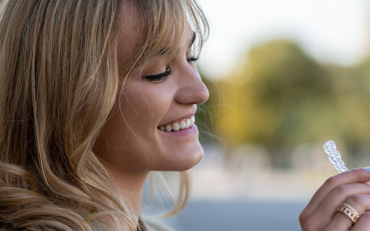 >Brauche ich nach der unsichtbaren Zahnspange wirklich einen festen Retainer für immer?