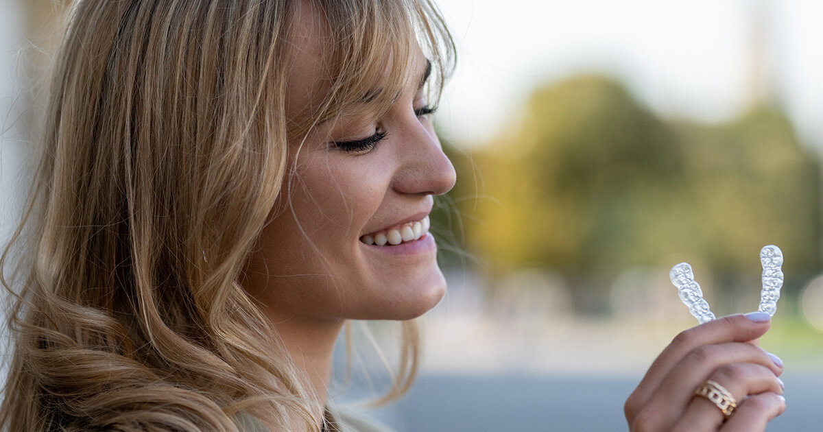 >Brauche ich nach der unsichtbaren Zahnspange wirklich einen festen Retainer für immer?