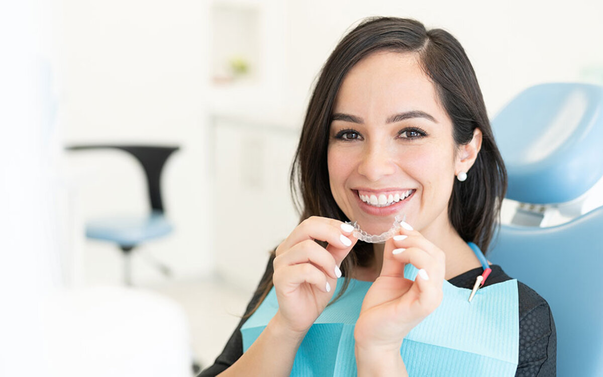 >Unsichtbare Zahnschienen & Zahnpflege: Wie bleiben Zähne während der Behandlung gesund?