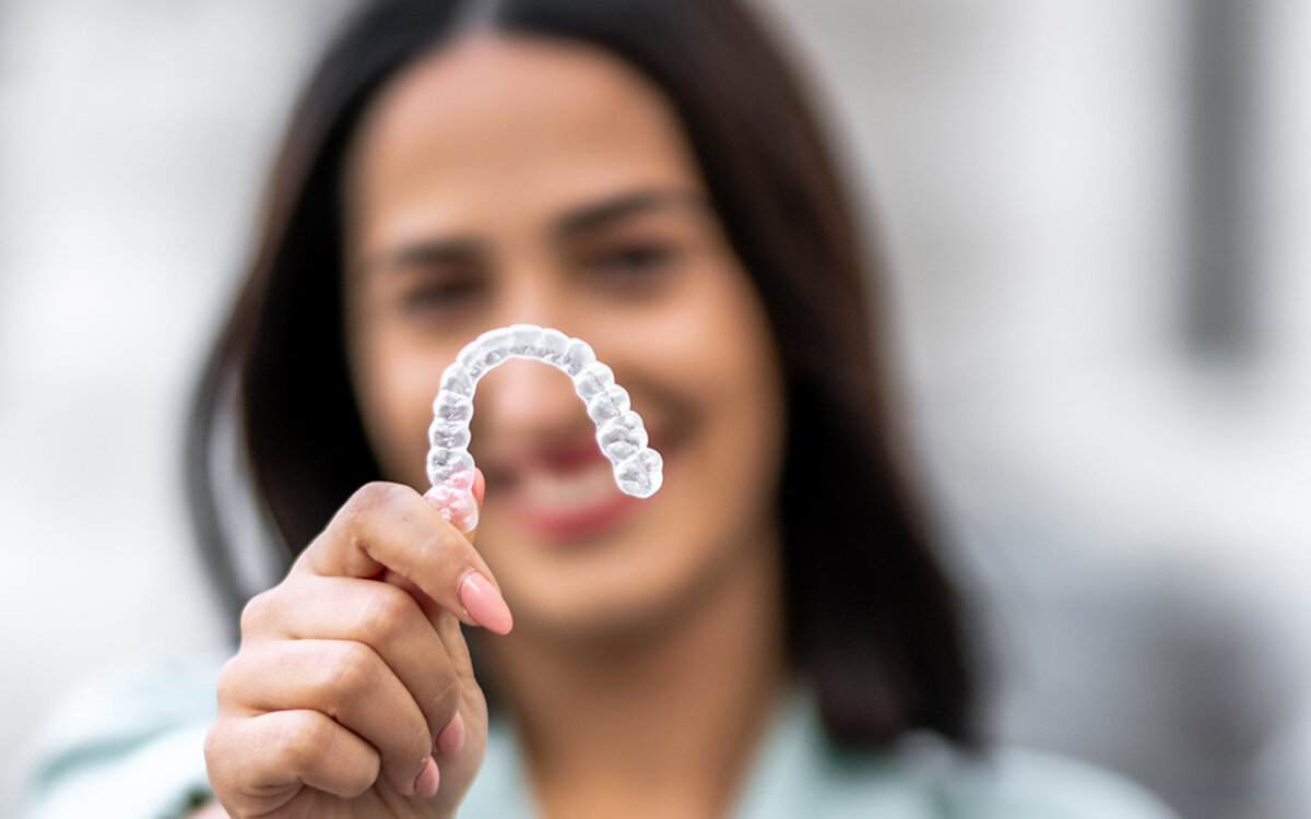 >Kann ich mit einer unsichtbaren Zahnspange auch rauchen, Kaffee trinken und Rotwein genießen – oder muss ich komplett verzichten?