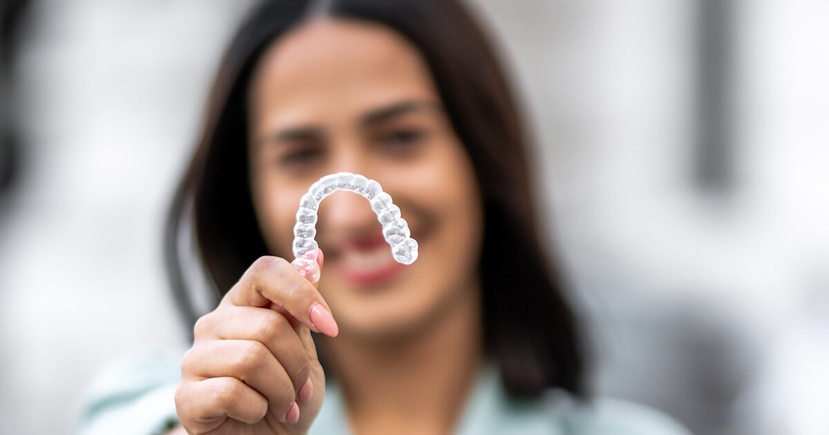 >Kann ich mit einer unsichtbaren Zahnspange auch rauchen, Kaffee trinken und Rotwein genießen – oder muss ich komplett verzichten?