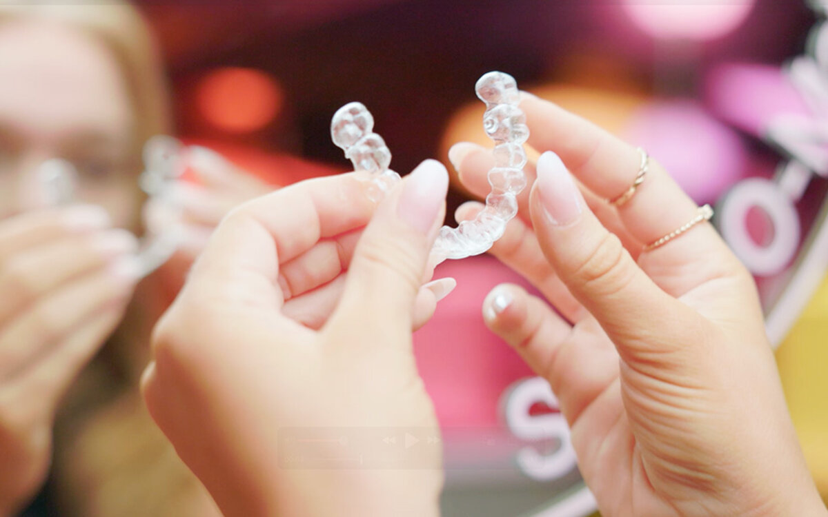 >Kann ich mit einer unsichtbaren Zahnspange auch weiterhin normal Sport treiben und ins Fitnessstudio gehen?