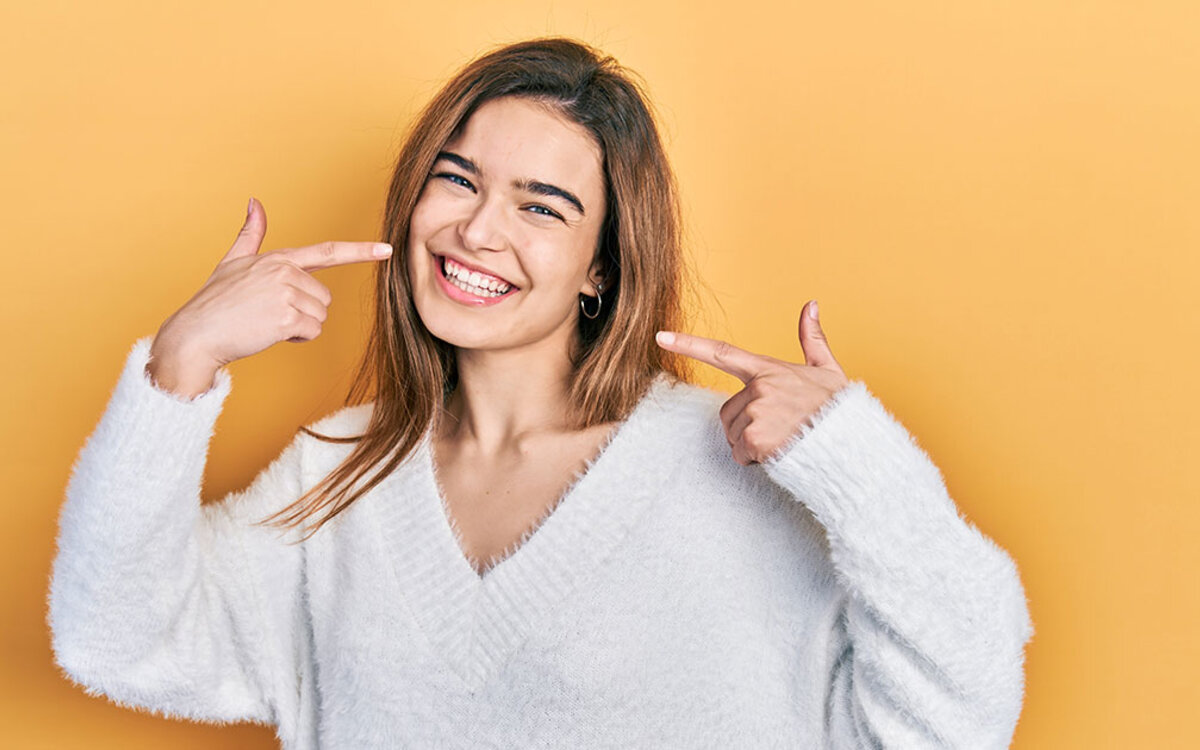 >Zahnschienen im Alltag: Kann man damit essen, sprechen und reisen?