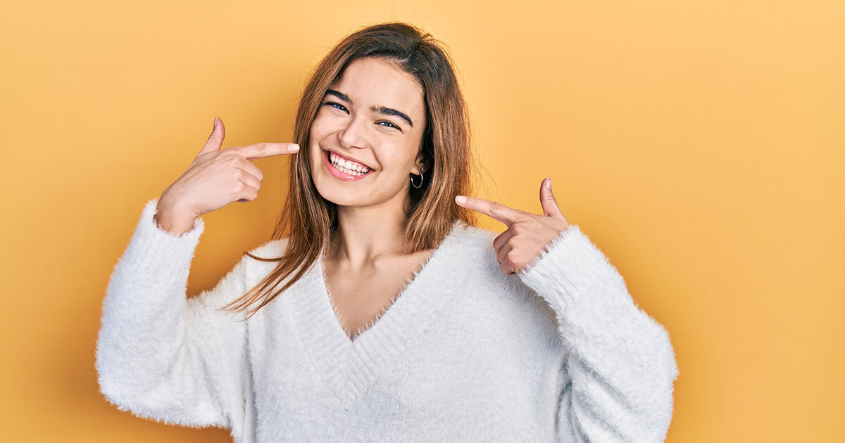 >Zahnschienen im Alltag: Kann man damit essen, sprechen und reisen?